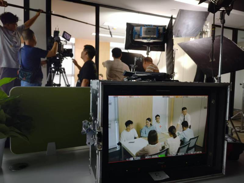 石渠县TVC拍摄公司：科技产品视觉化大师，诠释未来感与功能美学